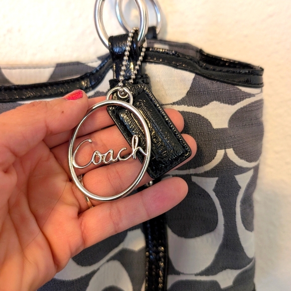 Large Coach Handbag 👜 - Picture 2 of 7